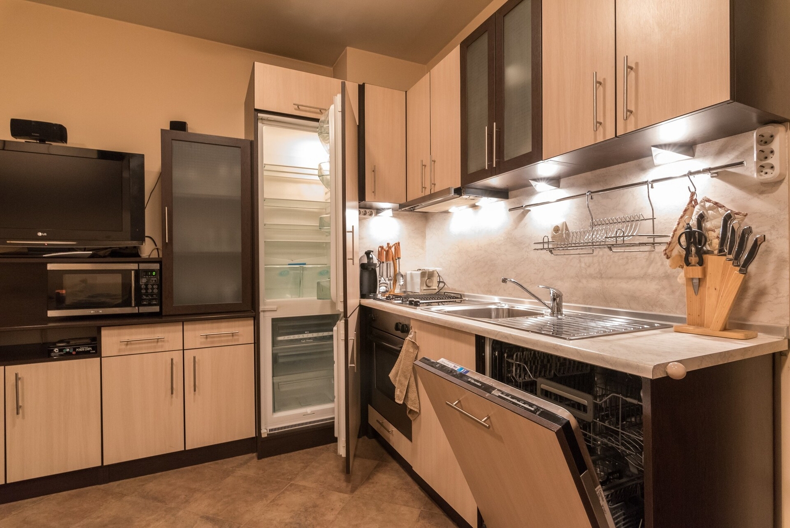 Charming, fully-furnished, 2-bedroom apartment. 9 Flat Manager Booking