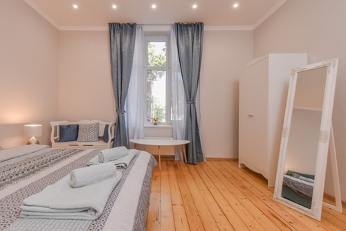 Spacious vintage 2BR, 2bath apartment 18 Flat Manager Booking