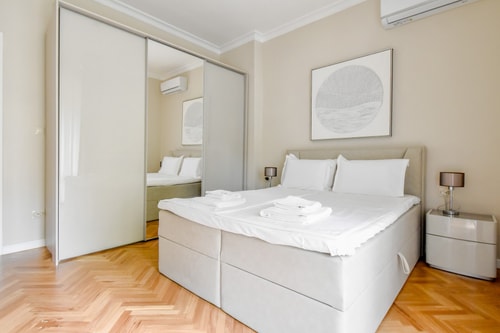 Designer 2BD Apt next to Eagle's Bridge 5 Flat Manager Booking