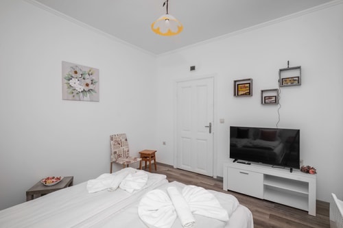 Central 1BD Next to Womens Market and Sofia's Gems 23 Flat Manager Booking