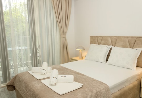 Azur Delux ~ 1BD Flat with Parking & Pool 20 Flat Manager Booking