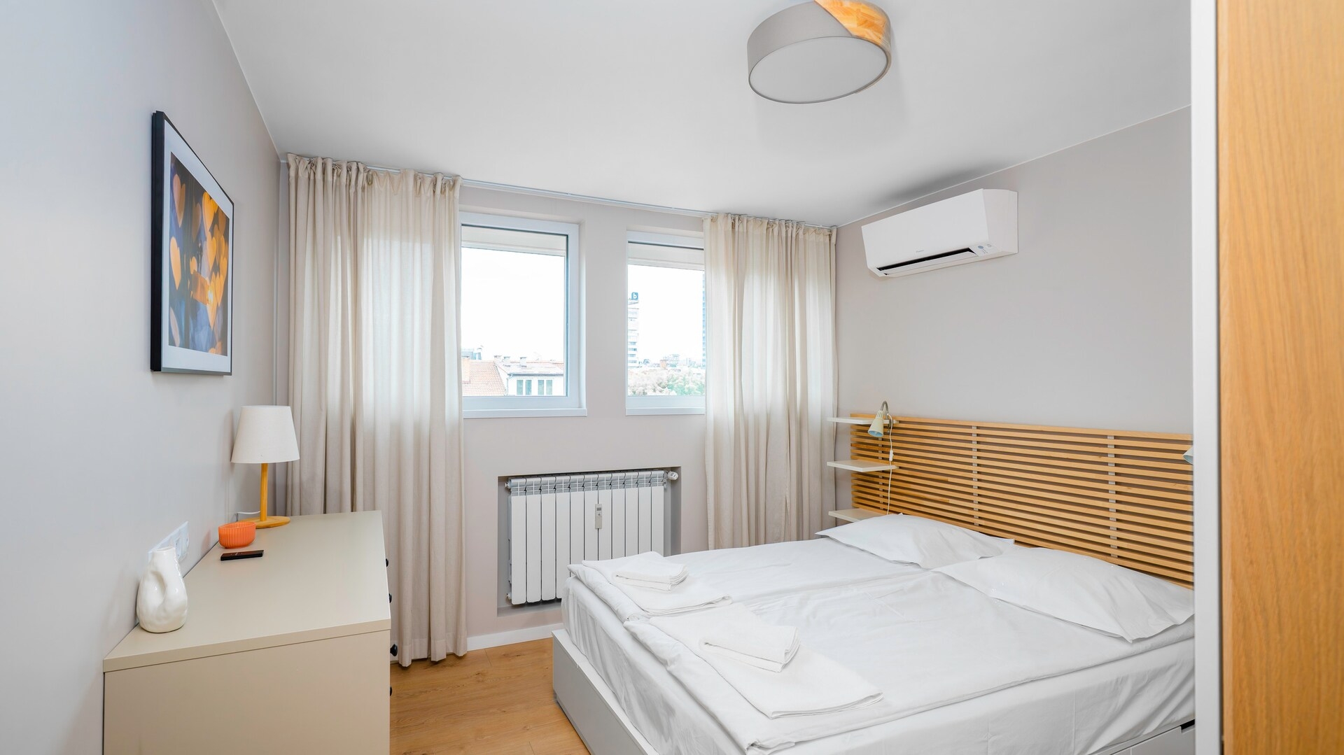 Quiet 2 BDR Comfort Near NDK + Workspace 2 Flat Manager Booking