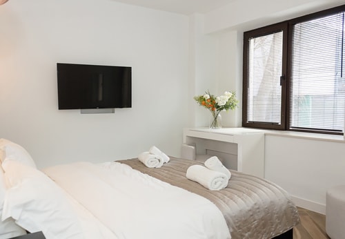 Serenity ~ 2BD Apartment with Balcony & Desk 0 Flat Manager Booking