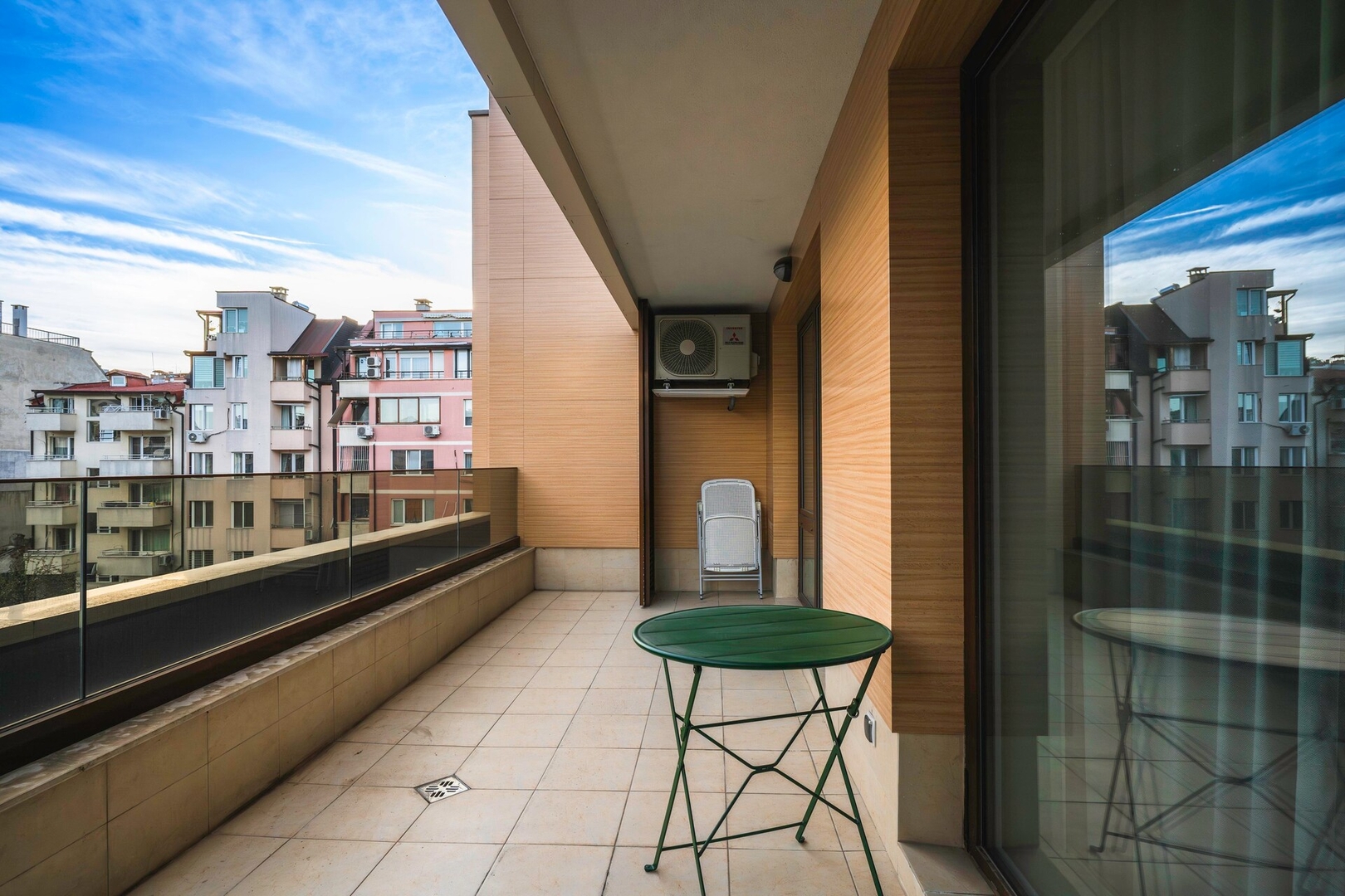 Modern and Central: 1BD Flat with Balcony 19 Flat Manager Booking