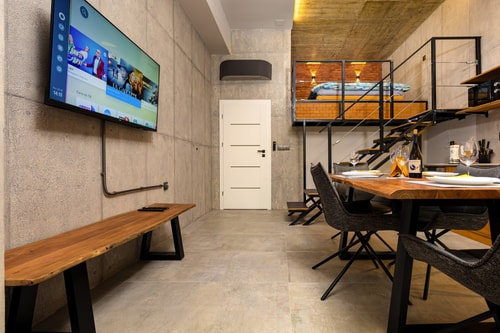 Industrial-style 2BD Loft with Parking Spot 2 Flat Manager Booking