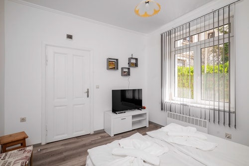 Central 1BD Next to Womens Market and Sofia's Gems 16 Flat Manager Booking