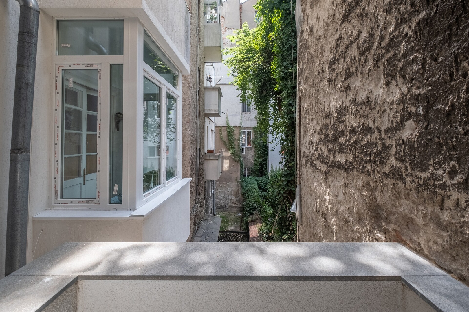 Spacious 2BR Flat with Terrace 9 Flat Manager Booking