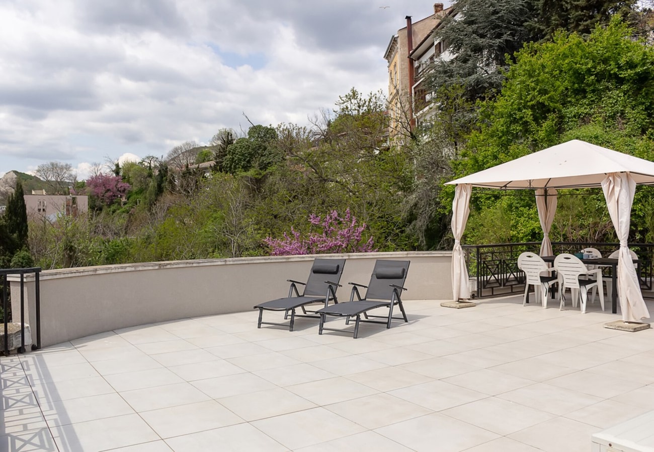 Cozy 1BD Apartment with a Spacious Terrace 25 Flat Manager Booking