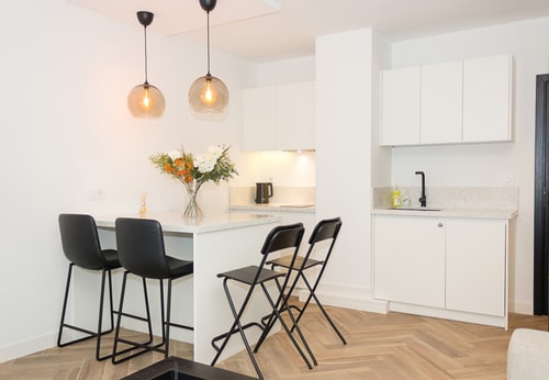 Serenity ~ 2BD Apartment with Balcony & Desk 1 Flat Manager Booking