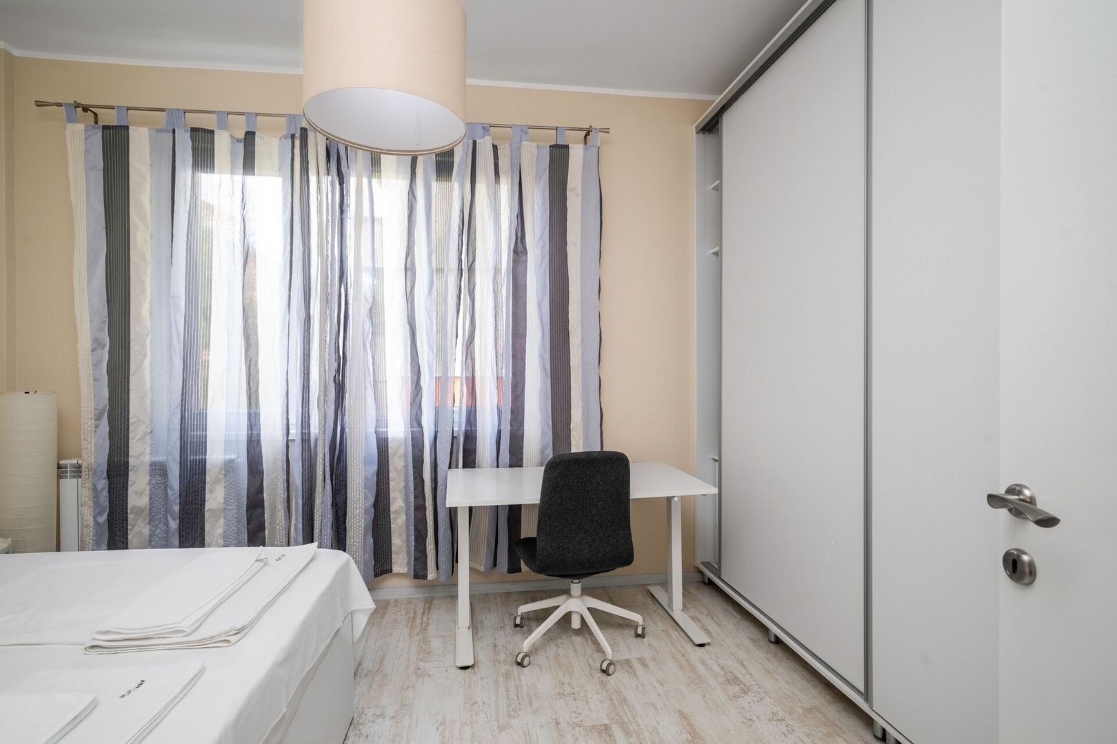 Cozy Nest near Eagle's Bridge with Workspace 2 Flat Manager Booking