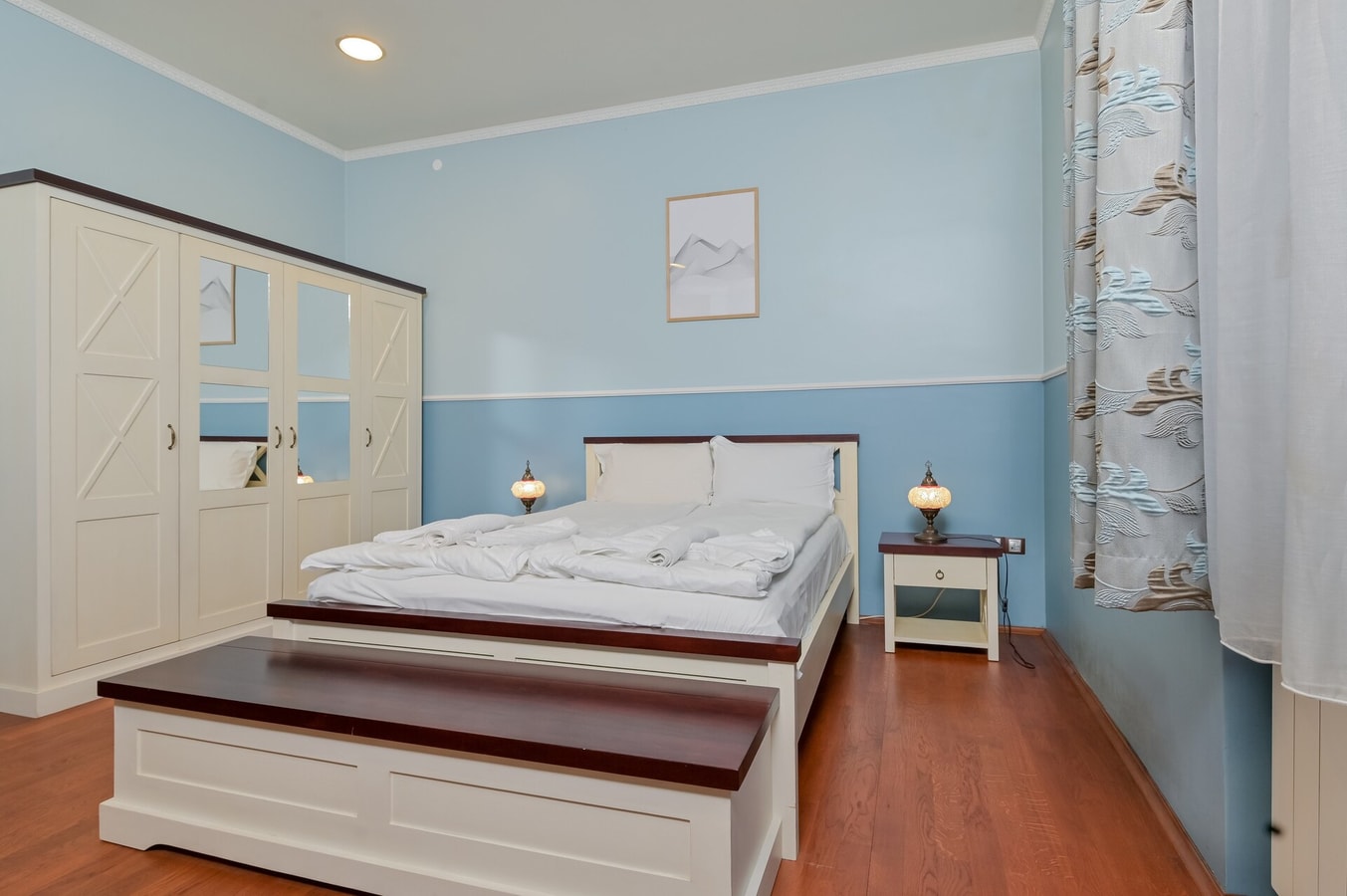 Life in Colors ~ Two-Bedroom Premium Apartment 1 Flat Manager Booking