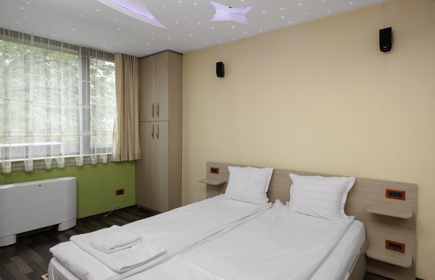 Valeri Pirotska 1BD · Central 1BD Apartment Next to Women's Market 11 Flat Manager Booking