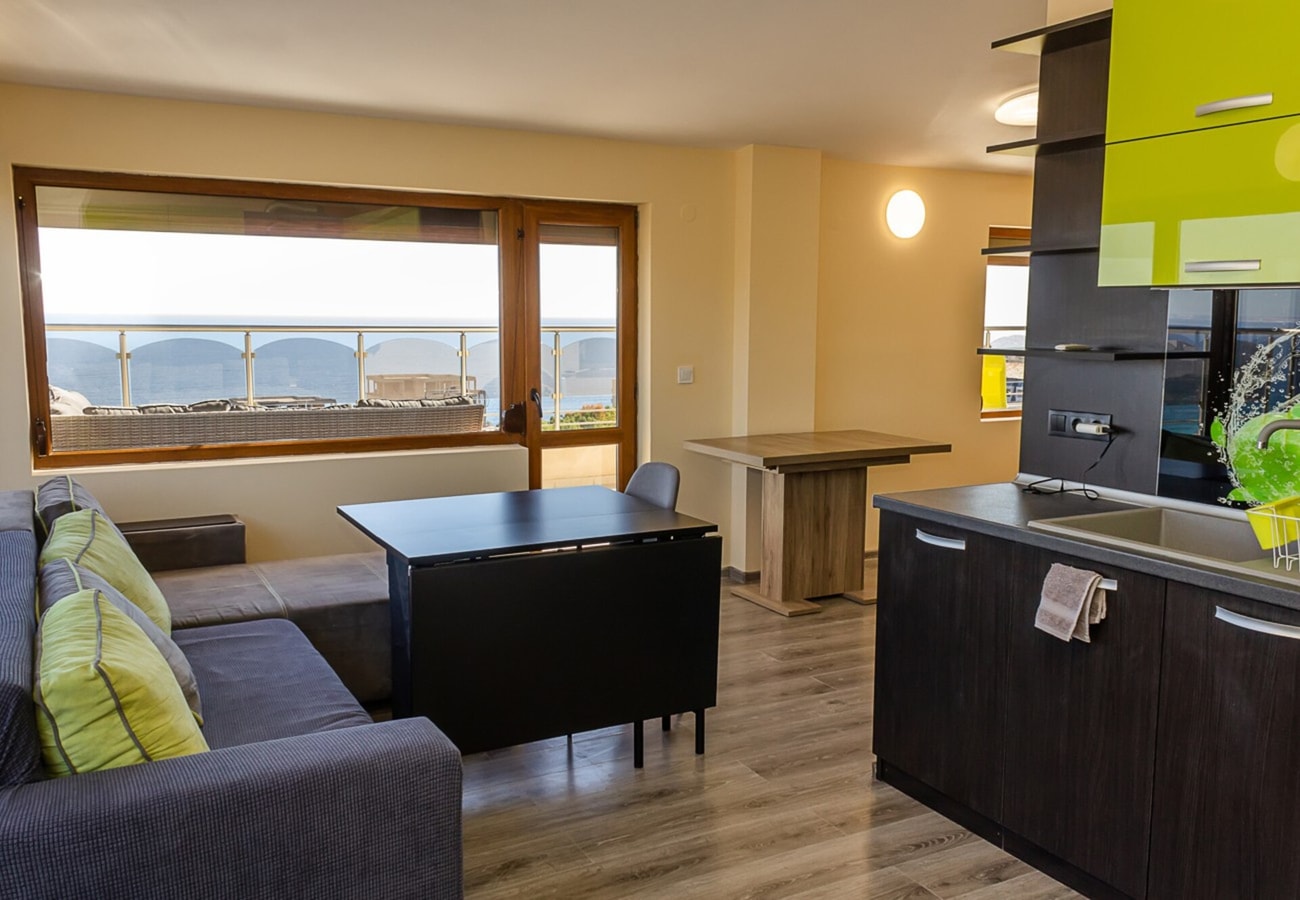 Spacious 3BD Flat with Large Terrace & Sea View 1 Flat Manager Booking