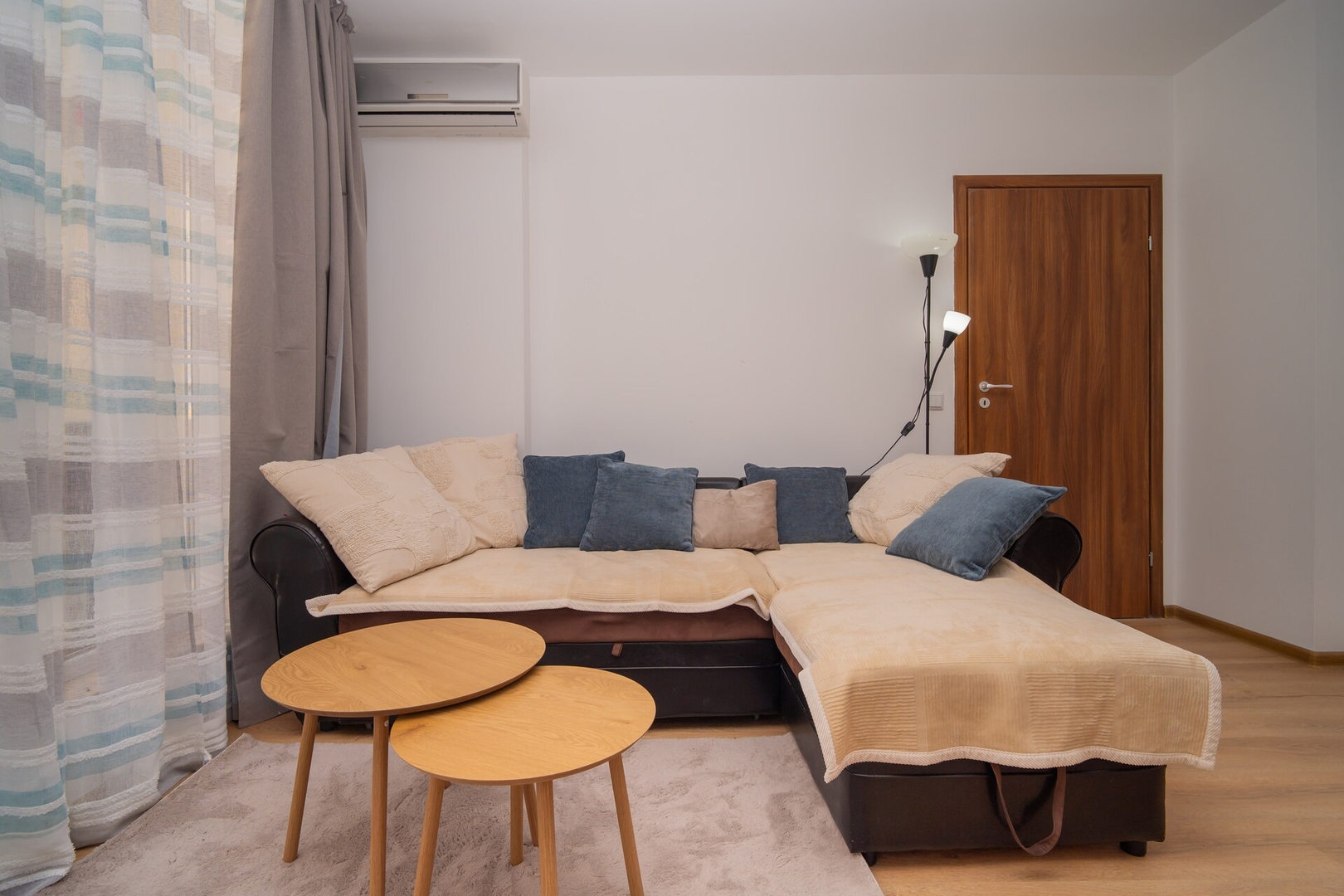 Spacious 2BD Apartment - Walk to City Center 9 Flat Manager Booking