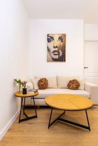 White&Grey Two 1-BD Apartments 32 Flat Manager Booking