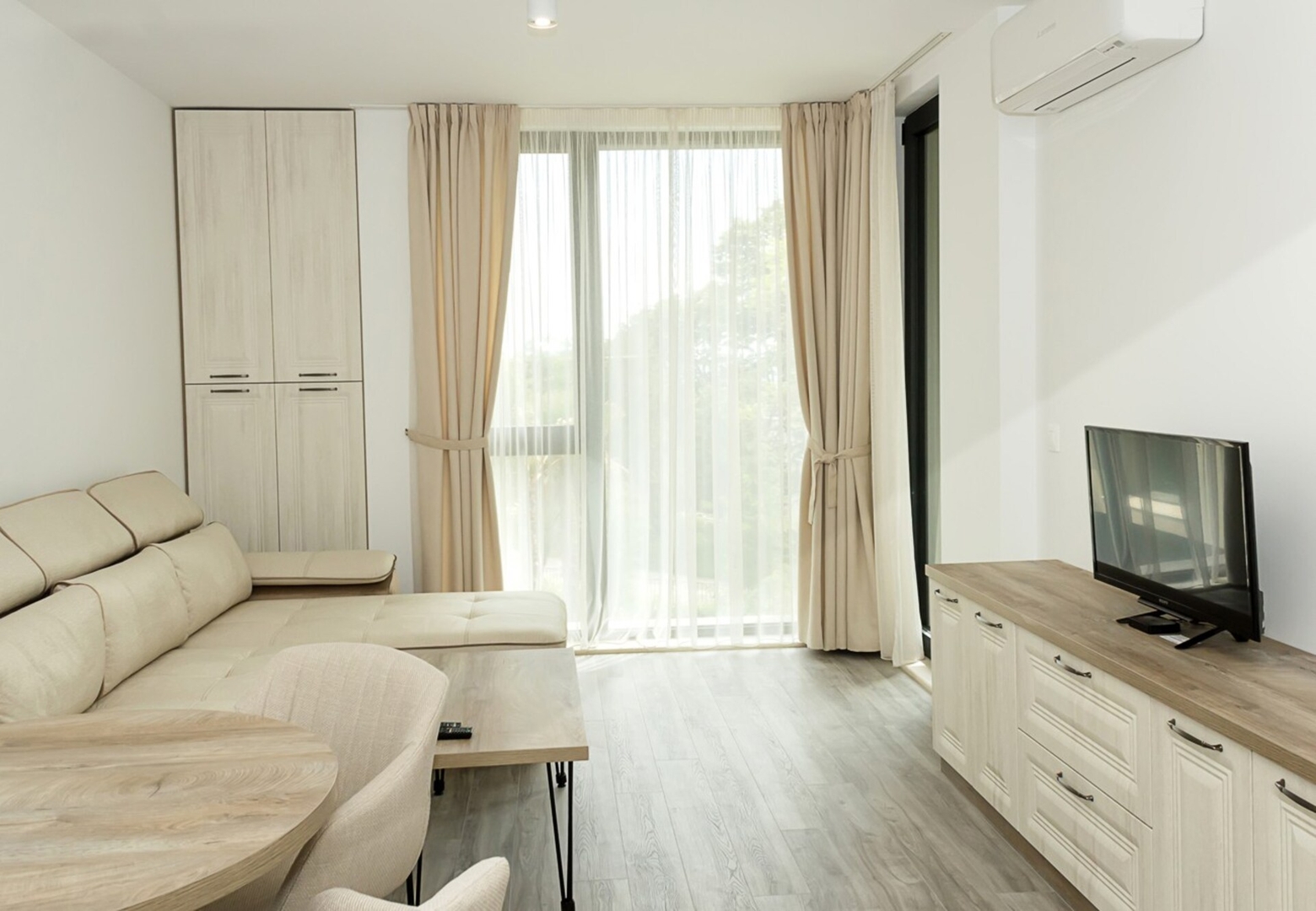 Azur Delux ~ 1BD Flat with Parking & Pool 2 Flat Manager Booking