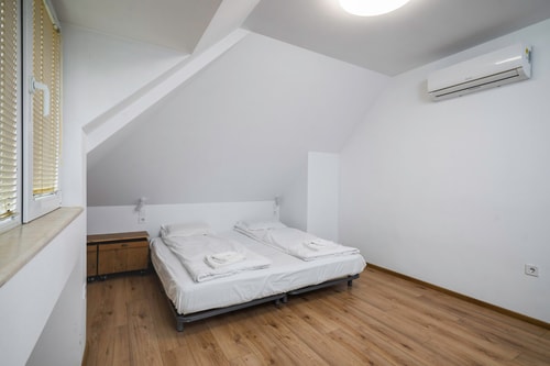 Charming & Cozy 2BD Apartment with Natural Light 16 Flat Manager Booking