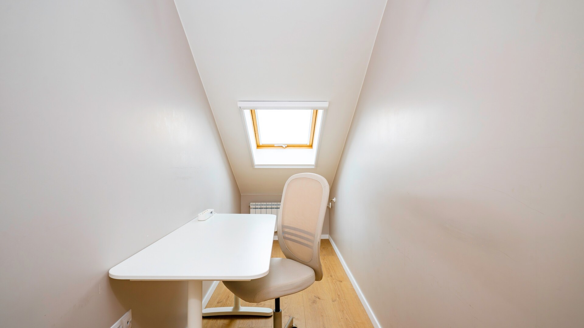 Quiet 2 BDR Comfort Near NDK + Workspace 4 Flat Manager Booking
