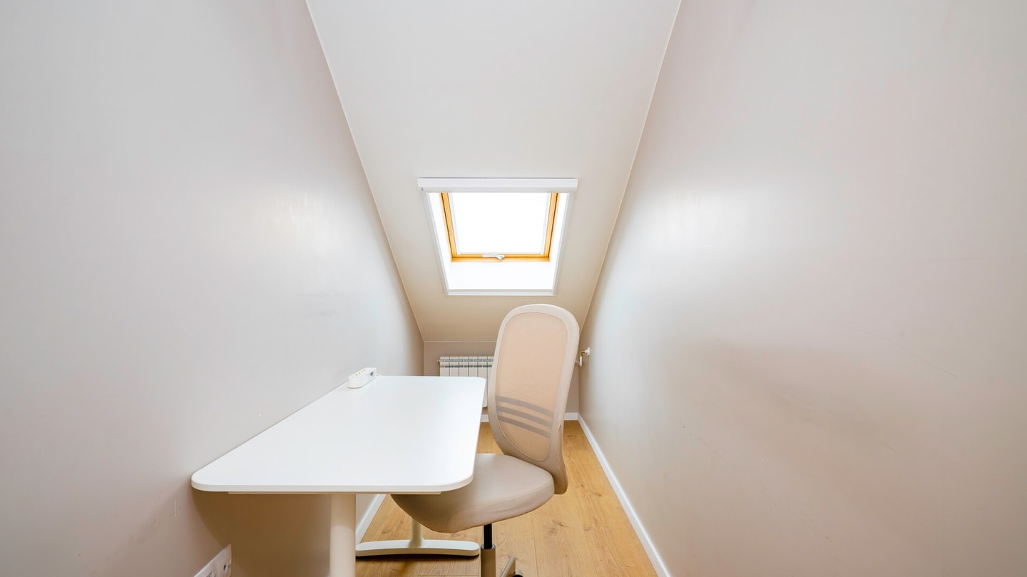 Quiet 2 BDR Comfort Near NDK + Workspace 4 Flat Manager Booking