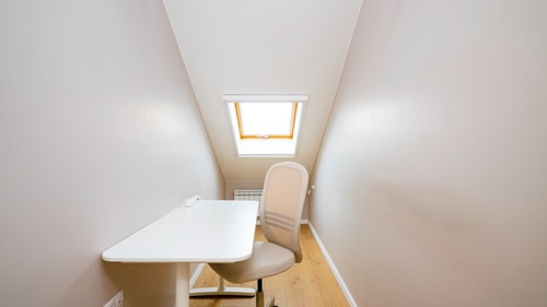 Quiet 2 BDR Comfort Near NDK + Workspace 4 Flat Manager Booking
