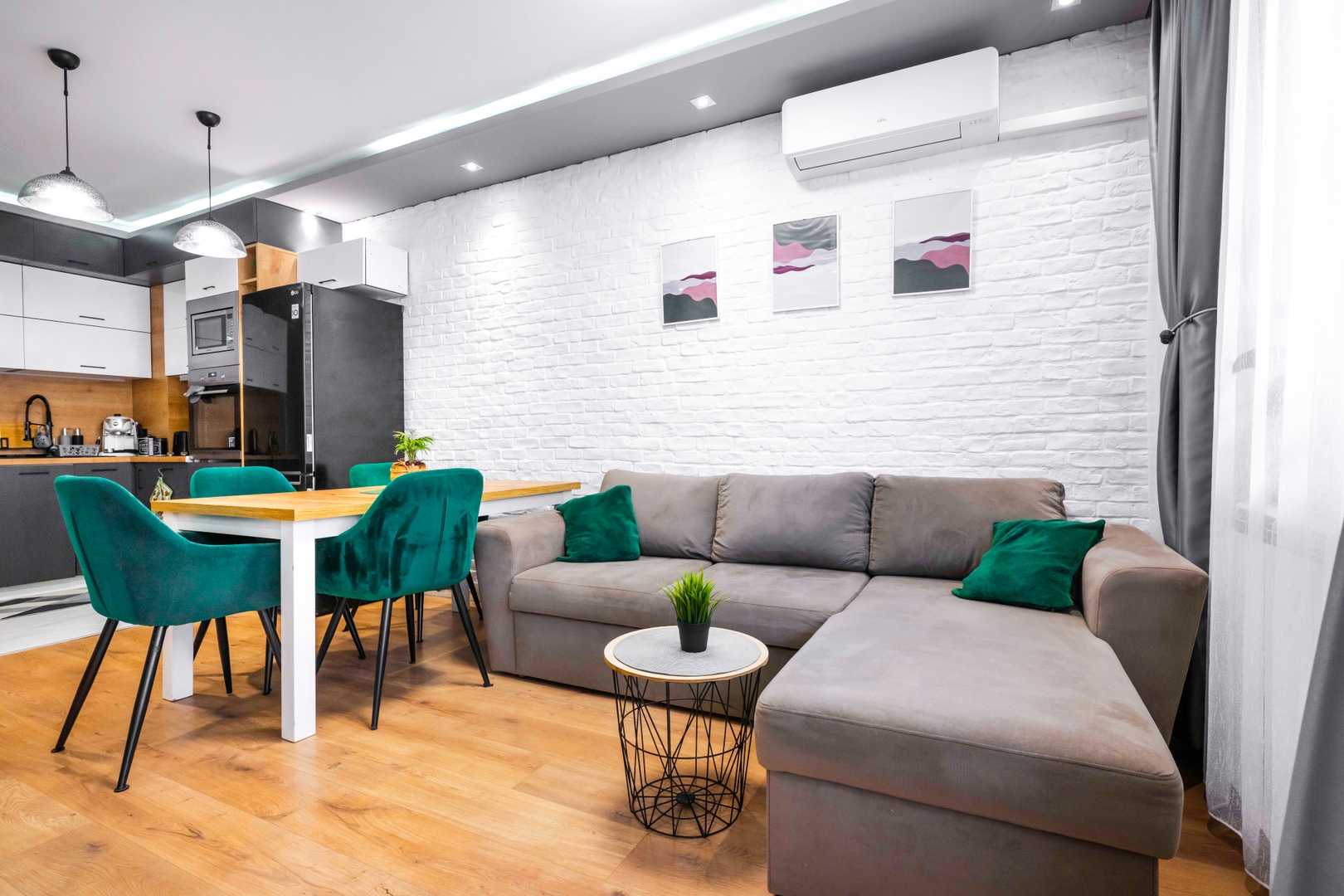 Feel Right at Home: Bright and Modern Apartment 6 Flat Manager Booking