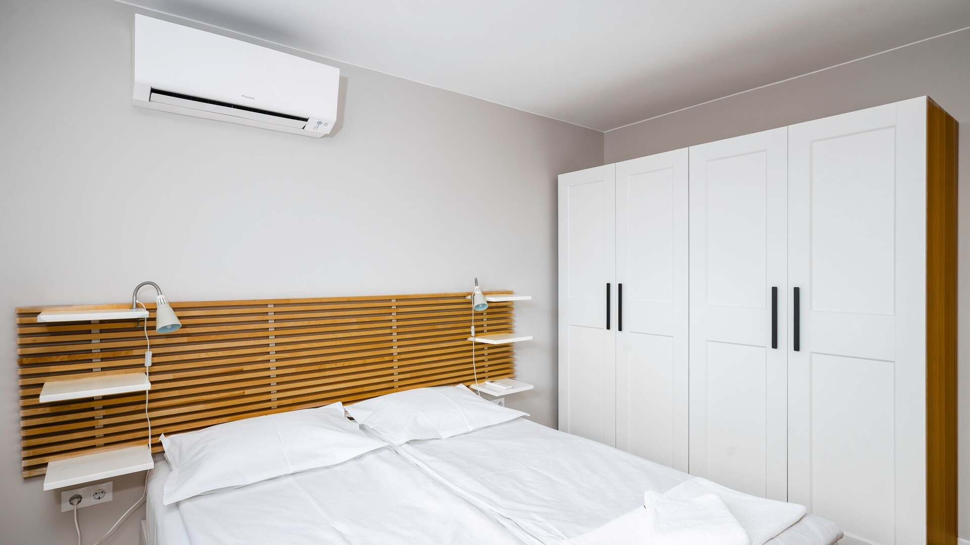 Quiet 2 BDR Comfort Near NDK + Workspace 13 Flat Manager Booking