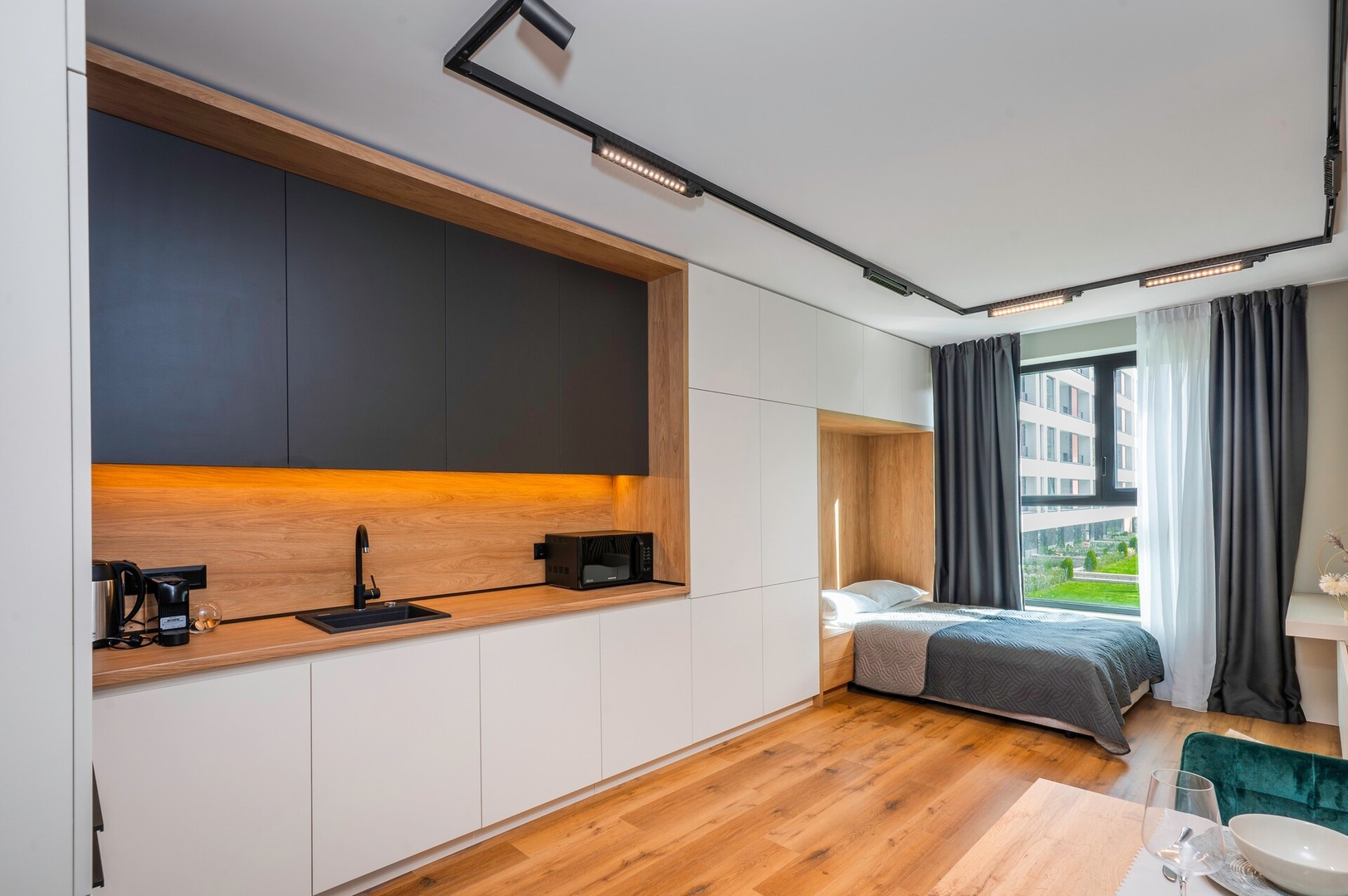 Aviva Living - 3 x Studios with Free Parking 1 Flat Manager Booking