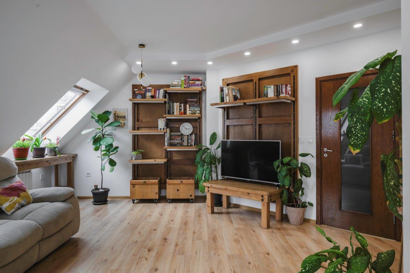 Charming & Cozy 2BD Apartment with Natural Light 1 Flat Manager Booking