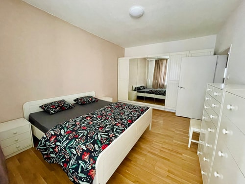 Spacious 2-BRD Flat by the Mall 16 Flat Manager Booking