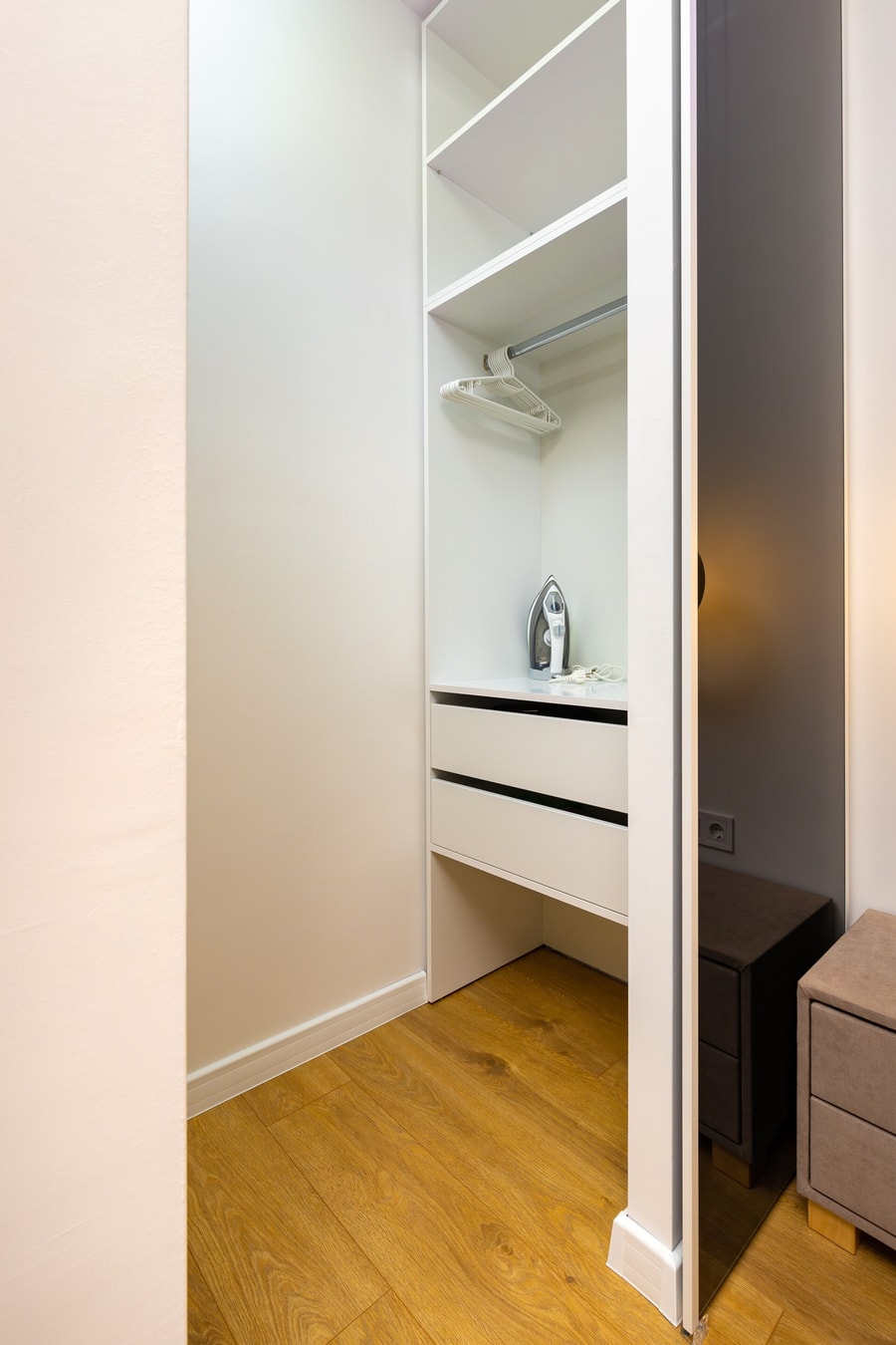 White&Grey Two 1-BD Apartments 33 Flat Manager Booking