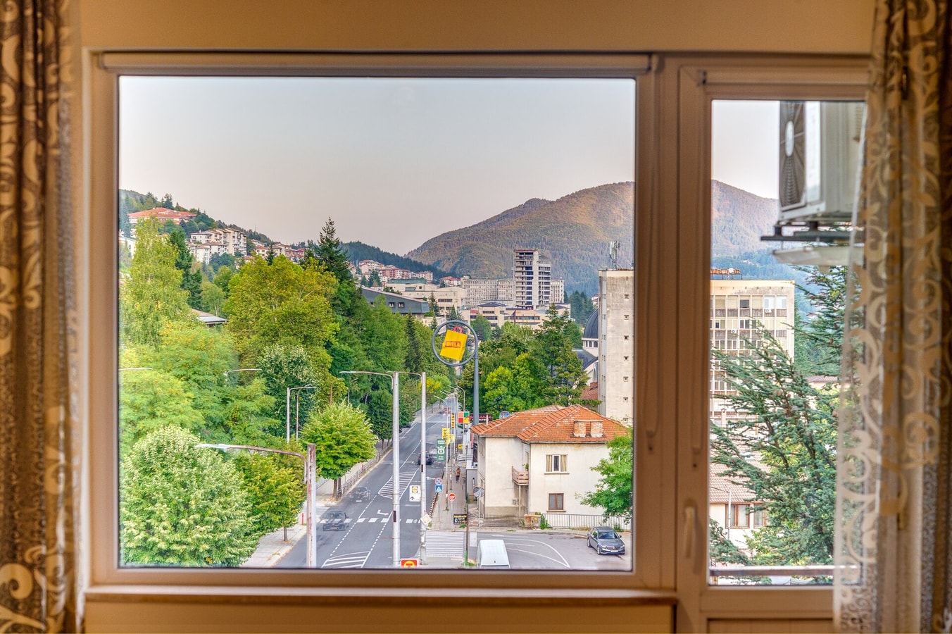 Valentina Star Center 1BD · Bright retreat with Balcony & Mountain Views 12 Flat Manager Booking