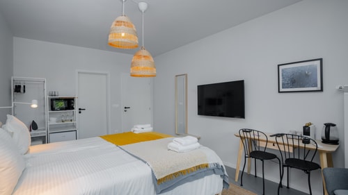 Aviva City Stay – 3 Private Studios Downtown 6 Flat Manager Booking