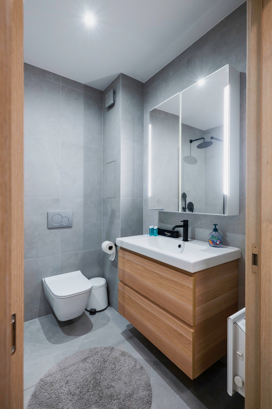 Modern and Central: 1BD Flat with Balcony 18 Flat Manager Booking