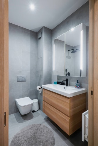 Modern and Central: 1BD Flat with Balcony 18 Flat Manager Booking