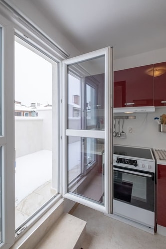LZ Spacious One Bedroom Apartment in Top Centre 17 Flat Manager Booking