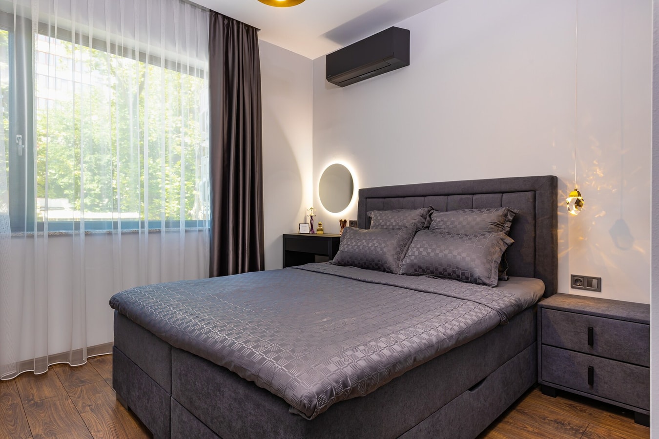 White&Grey Two 1-BD Apartments 3 Flat Manager Booking