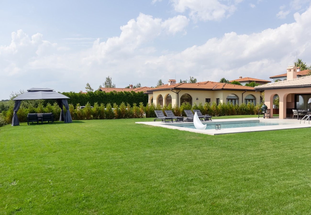 Luxury 4-bedroom Villa in Black Sea Rama Resort 26 Flat Manager Booking