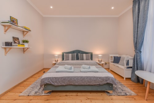 Spacious vintage 2BR, 2bath apartment 20 Flat Manager Booking
