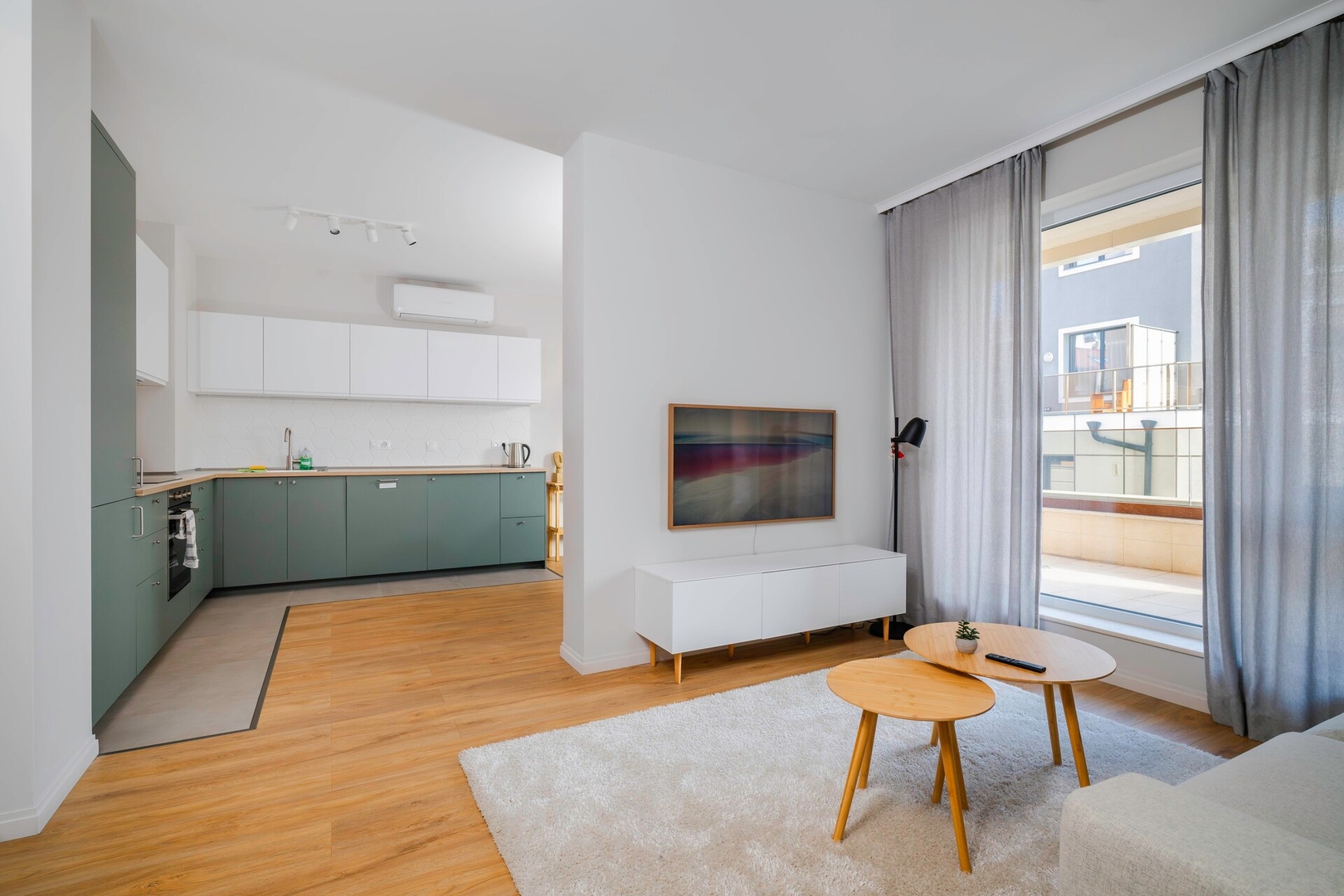 Modern and Central: 1BD Flat with Balcony 4 Flat Manager Booking