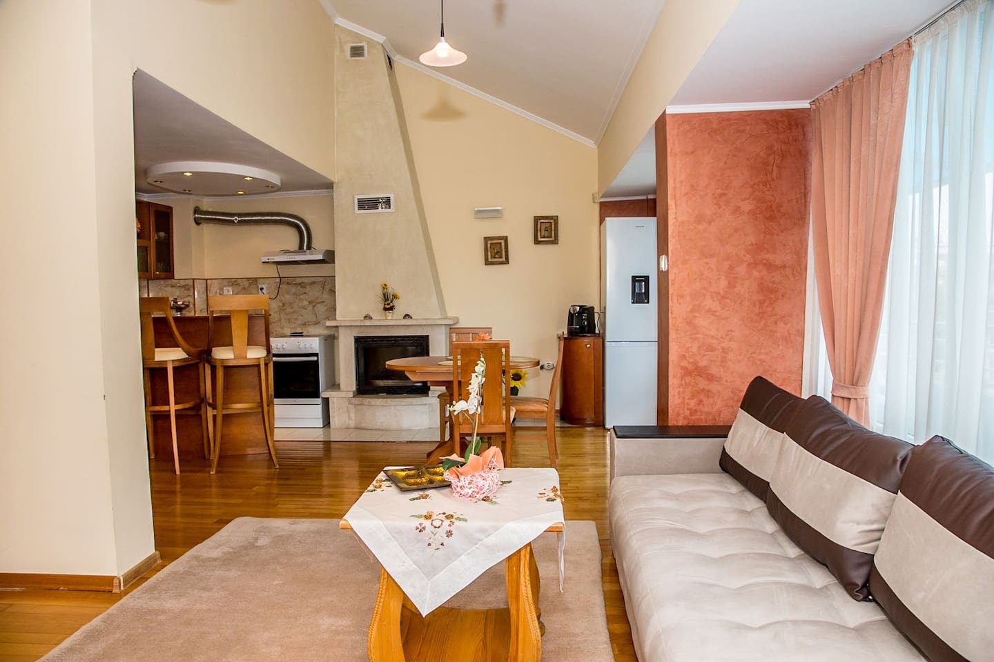 Spacious & Sunny Maisonette w/ Terrace near Centre 11 Flat Manager Booking