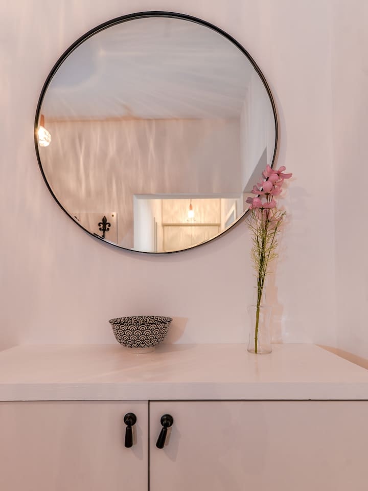66 Apartment - Stylish Two Bedroom in Lozenets 33 Flat Manager Booking