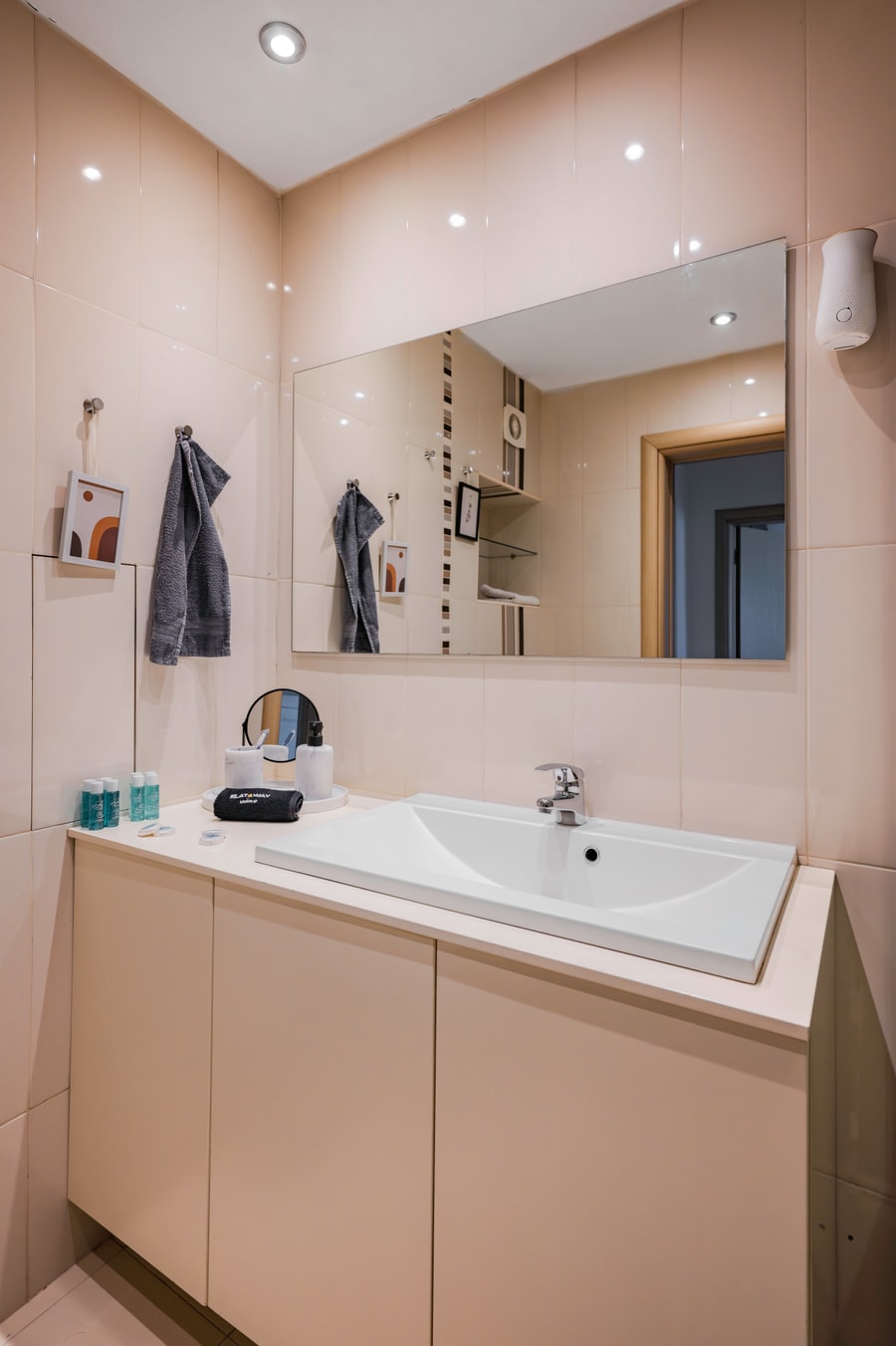 Spacious 2BD Flat with Secure Free Parking 15 Flat Manager Booking
