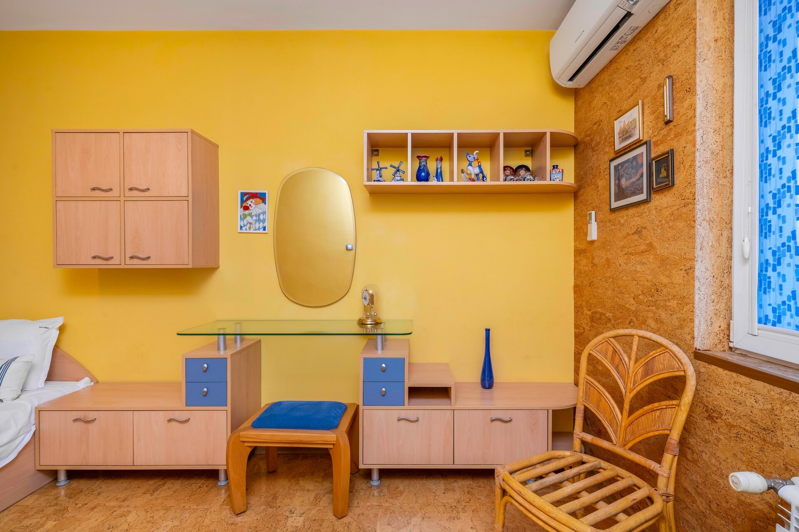 Vintage and Cozy 2BD Apartment in Prime Location 6 Flat Manager Booking