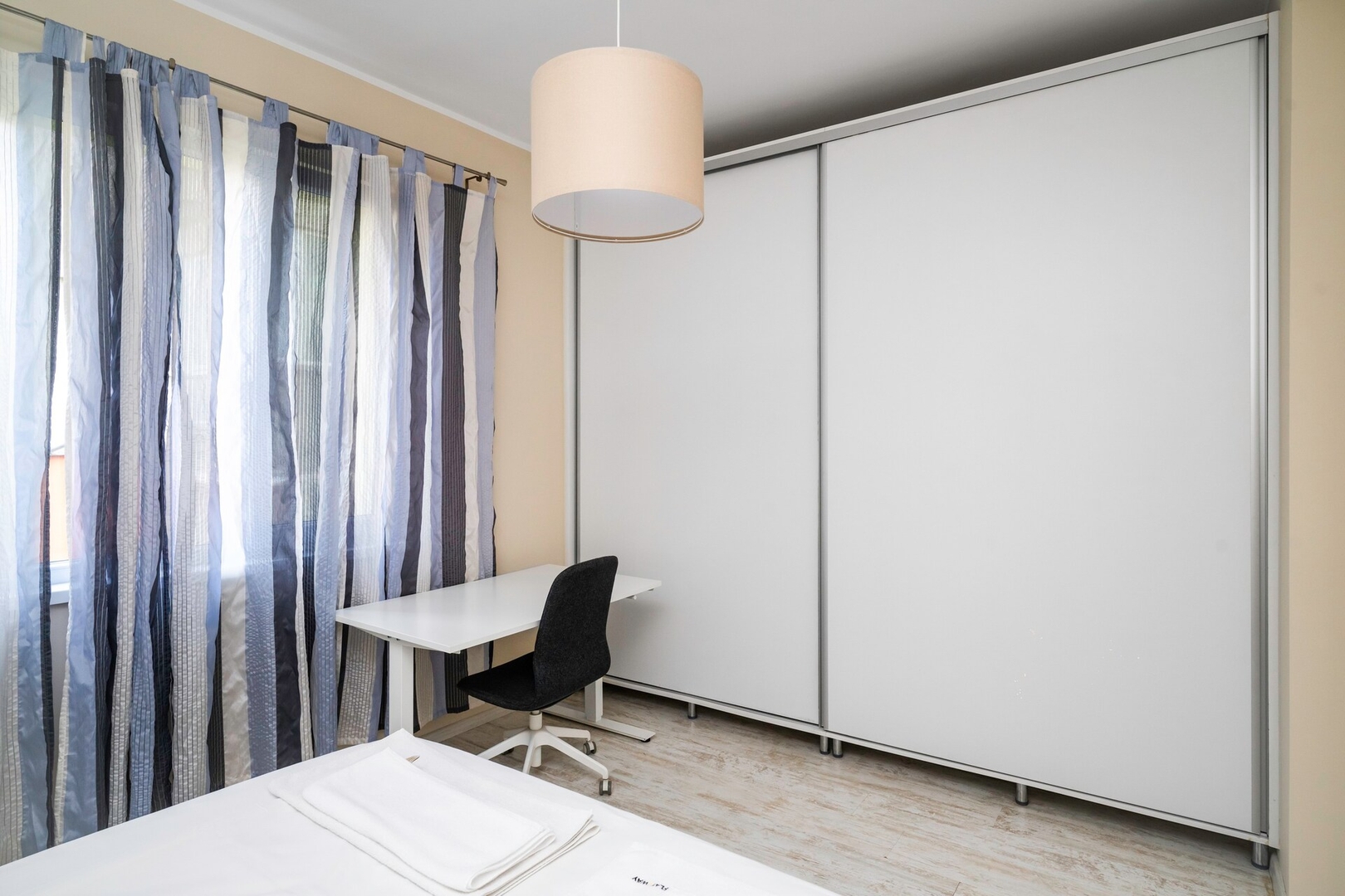 Cozy Nest near Eagle's Bridge with Workspace 10 Flat Manager Booking