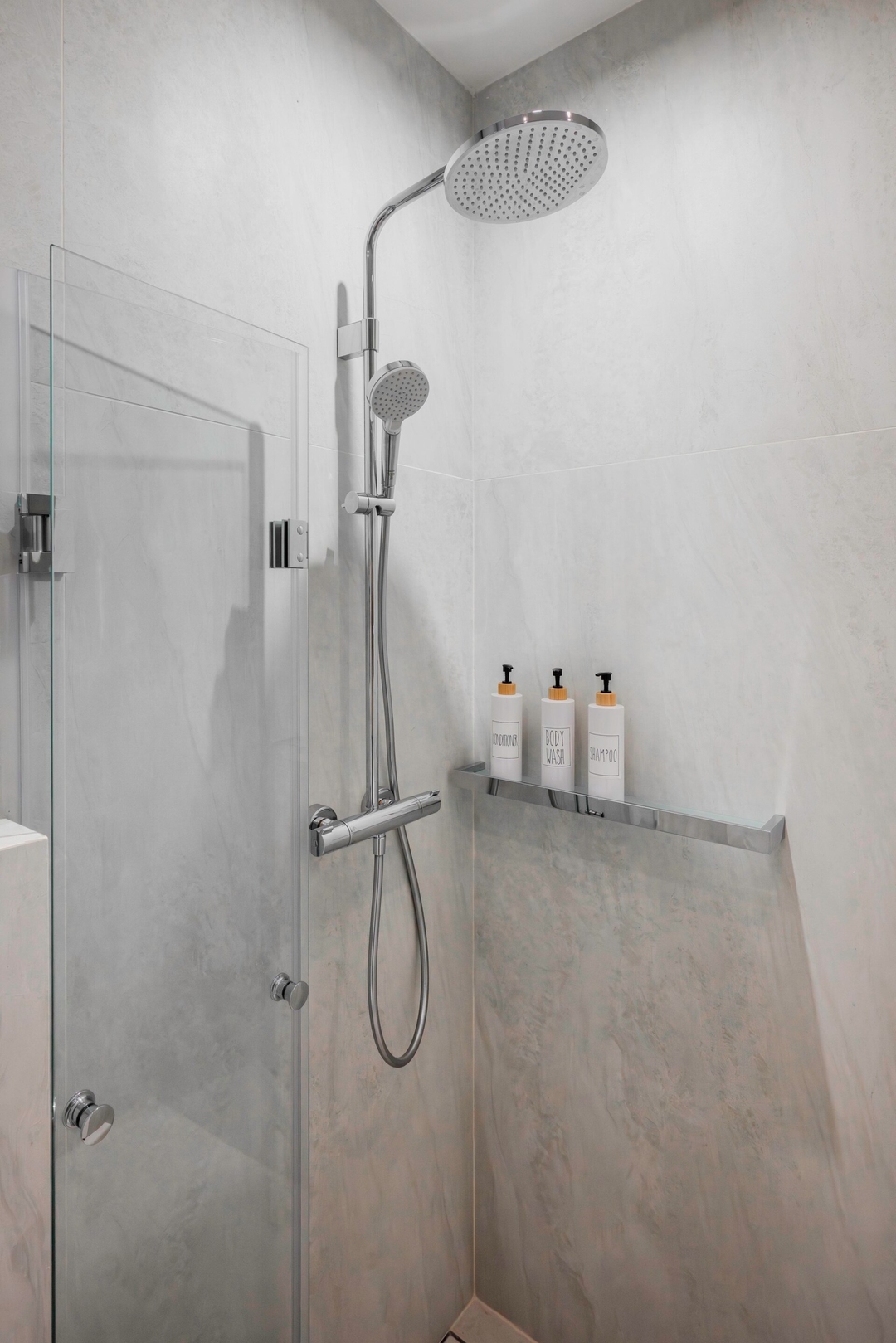 Urban Charm & Comfort: Chic 2BD in Prime Location 21 Flat Manager Booking