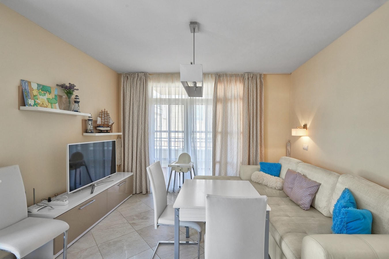 2BD Flat with Balcony in Flores Garden Complex 5 Flat Manager Booking