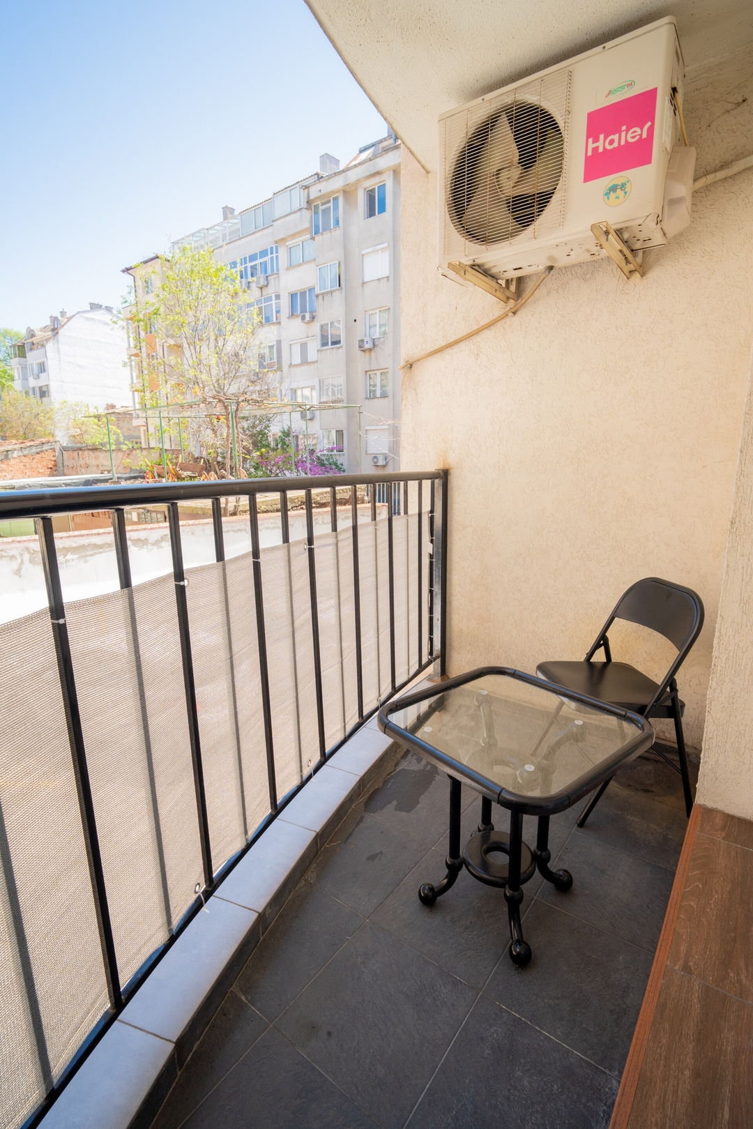 Spacious 2BD Apartment - Walk to City Center 6 Flat Manager Booking