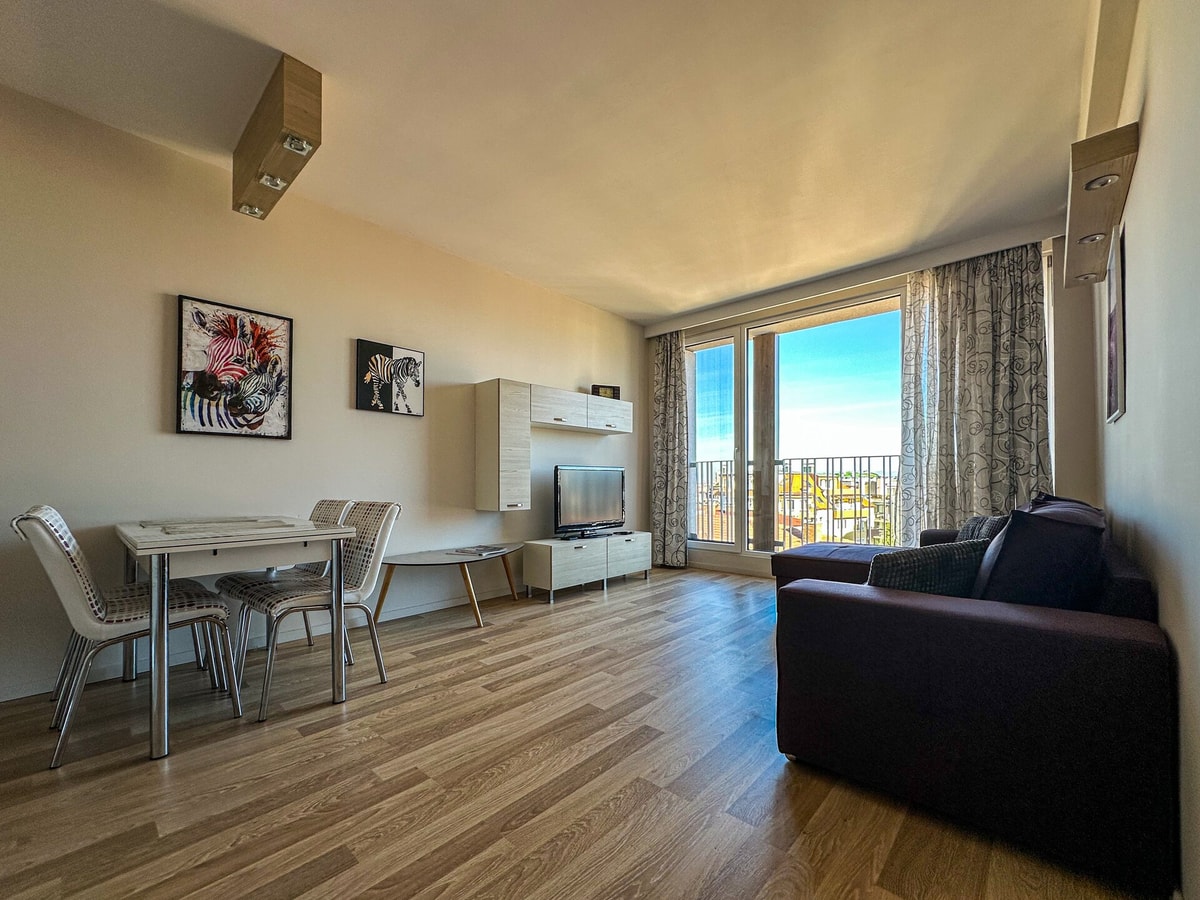 Nadya Ralevitsa 2 - 1BD · Quiet & Comfortable Urban Retreat 2 Flat Manager Booking