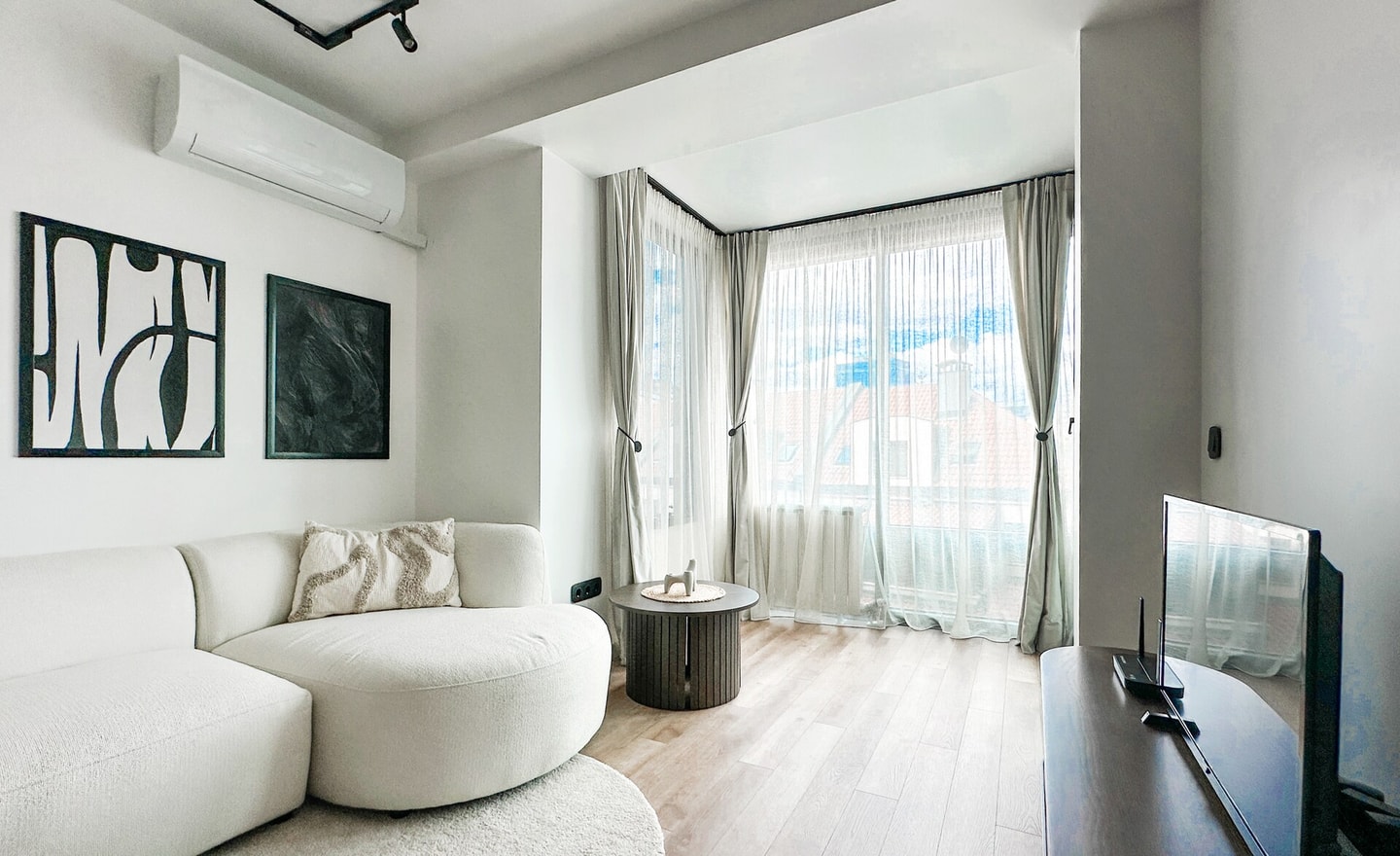 Modern & Quiet 1BR Near Center + Private Parking 8 Flat Manager Booking