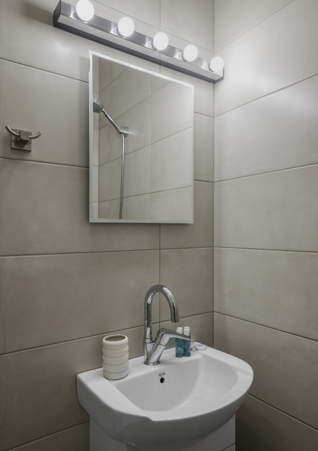 Charming & Cozy 2BD Apartment with Natural Light 24 Flat Manager Booking